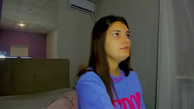 Snapshot of Laura_Leee chatting on 09-30-25, 05:23 Laura Leee online show from 09-30-25, 05:23