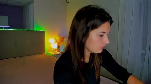 Snapshot of Laura_Leee chatting on 10-12-25, 05:06 Laura Leee online show from 10-12-25, 05:06