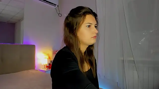 Snapshot of Laura_Leee chatting on 10-15-25, 05:18 Laura Leee online show from 10-15-25, 05:18