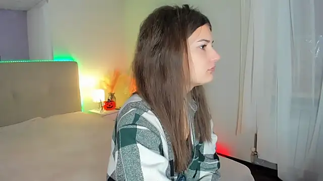 Snapshot of Laura_Leee chatting on 10-17-25, 05:10 Laura Leee online show from 10-17-25, 05:10