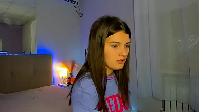 Snapshot of Laura_Leee chatting on 10-20-25, 05:30 Laura Leee online show from 10-20-25, 05:30