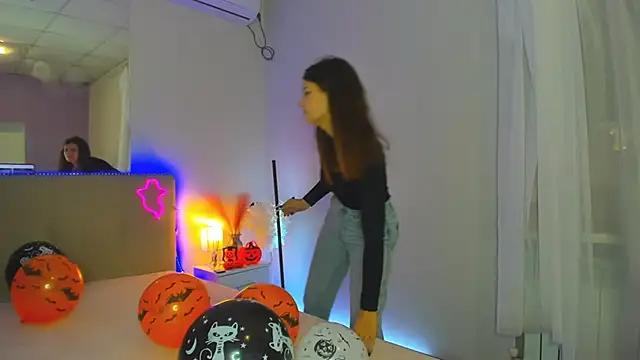 Snapshot of Laura_Leee chatting on 10-23-25, 05:29 Laura Leee online show from 10-23-25, 05:29