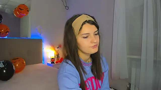 Snapshot of Laura_Leee chatting on 10-24-25, 05:26 Laura Leee online show from 10-24-25, 05:26