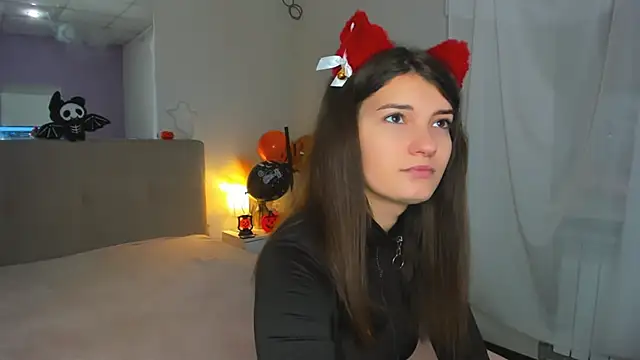 Snapshot of Laura_Leee chatting on 10-28-25, 06:28 Laura Leee online show from 10-28-25, 06:28