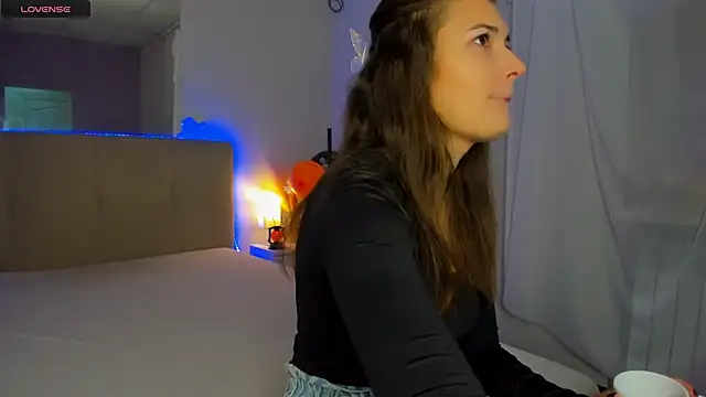 Snapshot of Laura_Leee chatting on 10-29-25, 06:26 Laura Leee online show from 10-29-25, 06:26