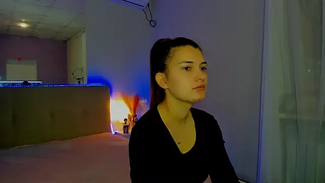 Snapshot of Laura_Leee chatting on 11-12-25, 06:25 Laura Leee online show from 11-12-25, 06:25