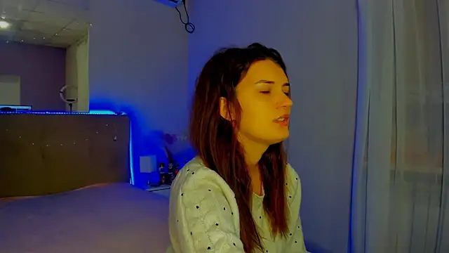 Snapshot of Laura_Leee chatting on 11-18-25, 06:18 Laura Leee online show from 11-18-25, 06:18