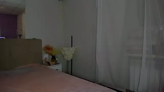 Snapshot of Laura_Leee chatting on 12-04-25, 06:12 Laura Leee online show from 12-04-25, 06:12