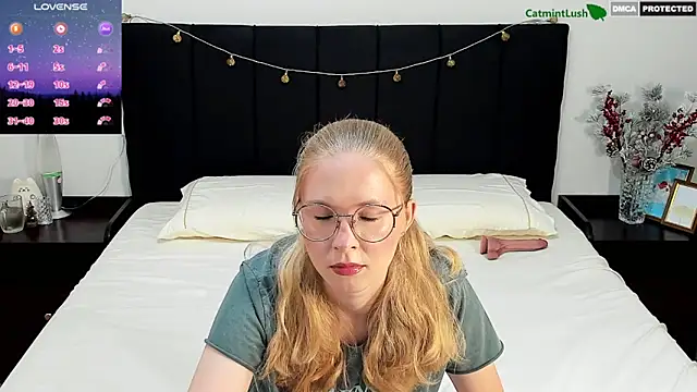 Snapshot of CatmintLush chatting on 12-21-25, 11:34 CatmintLush online show from 12-21-25, 11:34