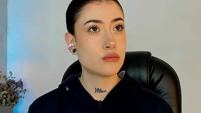 melody suarez online show from 01-04-25, 07:34