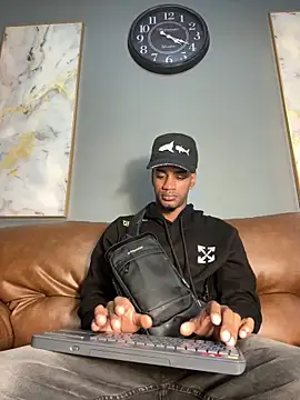 Snapshot of AaronCruz_ chatting on 12-29-24, 01:49 AaronCruz online show from 12-29-24, 01:49