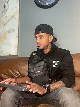 Snapshot of AaronCruz_ chatting on 12-29-24, 07:53 AaronCruz online show from 12-29-24, 07:53