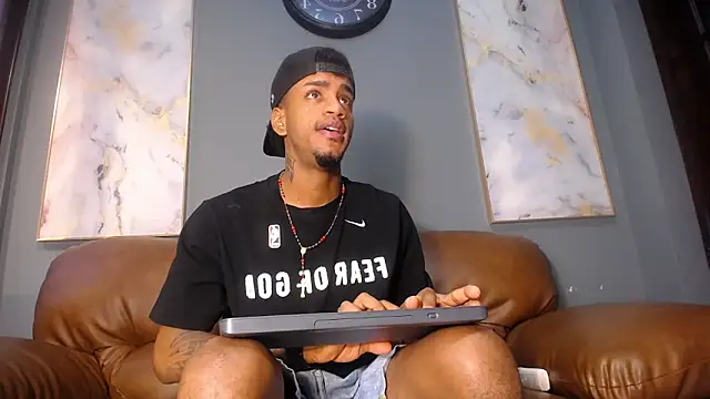 Snapshot of AaronCruz_ chatting on 01-03-25, 01:36 AaronCruz online show from 01-03-25, 01:36