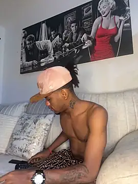 Snapshot of AaronCruz_ chatting on 02-14-25, 04:37 AaronCruz online show from 02-14-25, 04:37