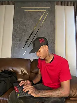 Snapshot of AaronCruz_ chatting on 03-19-25, 07:27 AaronCruz online show from 03-19-25, 07:27