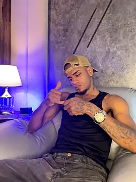 Snapshot of AaronCruz_ chatting on 09-17-25, 01:02 AaronCruz online show from 09-17-25, 01:02