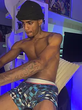 Snapshot of AaronCruz_ chatting on 10-04-25, 03:48 AaronCruz online show from 10-04-25, 03:48