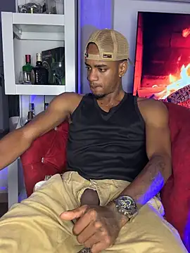 Snapshot of AaronCruz_ chatting on 10-19-25, 06:25 AaronCruz online show from 10-19-25, 06:25