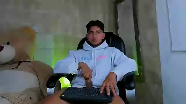 Snapshot of Muichiro_tokito1 chatting on 12-23-24, 07:38 Muichiro tokito1 online show from 12-23-24, 07:38