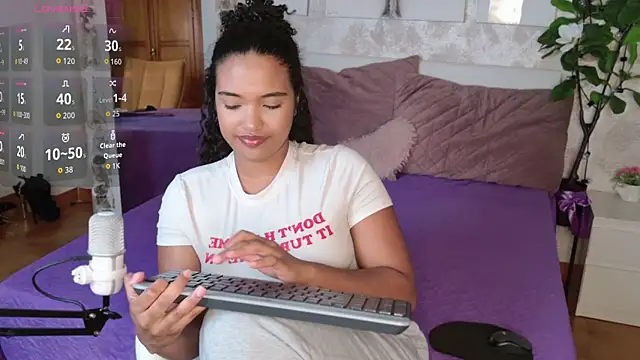 Snapshot of MilaTeenX chatting on 11-20-25, 08:47 MilaTeenX online show from 11-20-25, 08:47