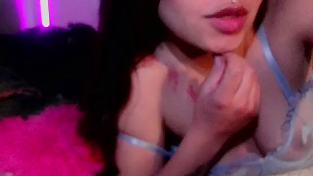 Snapshot of Emilyswan04 chatting on 03-14-25, 09:21 Emilyswan04 online show from 03-14-25, 09:21