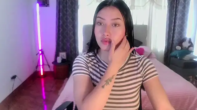 Snapshot of Emilyswan04 chatting on 03-21-25, 04:29 Emilyswan04 online show from 03-21-25, 04:29