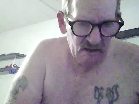 Snapshot of BALLZZZ111 chatting on 12-17-25, 09:15 BALLZZZ111 online show from 12-17-25, 09:15