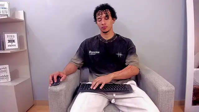 Dominick star online show from 11-28-25, 04:04