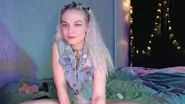 Snapshot of mischellemeow13 chatting on 03-25-26, 01:55 mischellemeow13 online show from 03-25-26, 01:55