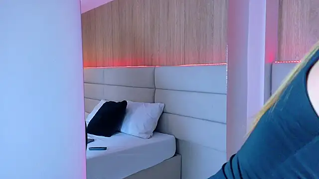 Snapshot of ValeSwift chatting on 09-13-25, 12:27 ValeSwift online show from 09-13-25, 12:27