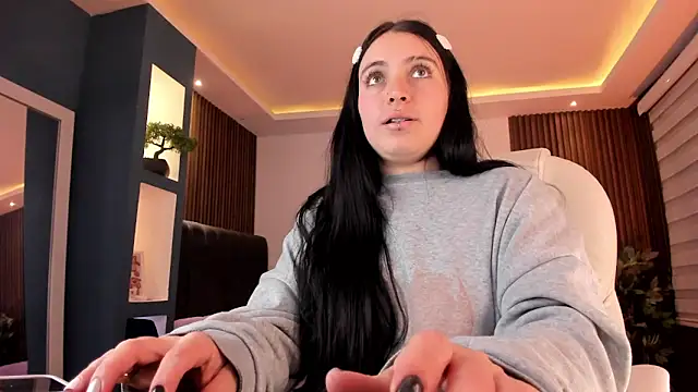 Snapshot of Lucy_Smith2 chatting on 12-20-24, 08:17 Lucy Smith2 online show from 12-20-24, 08:17