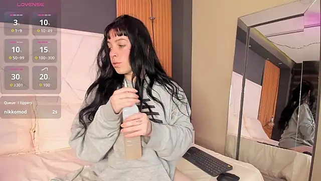 Snapshot of Lucy_Smith2 chatting on 09-23-25, 08:45 Lucy Smith2 online show from 09-23-25, 08:45