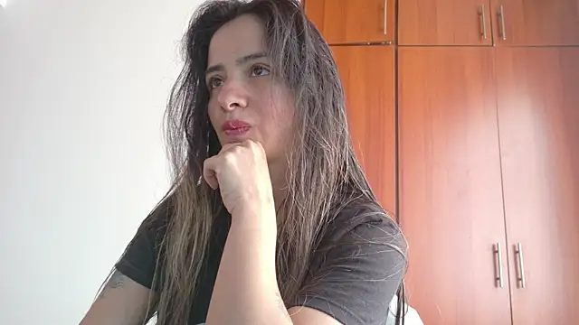 Snapshot of julietta___jackson chatting on 04-25-26, 06:05 julietta jackson online show from 04-25-26, 06:05