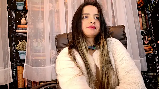 Snapshot of julietta___jackson chatting on 05-13-26, 08:27 julietta jackson online show from 05-13-26, 08:27