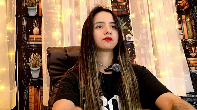 Snapshot of julietta___jackson chatting on 05-27-26, 01:57 julietta jackson online show from 05-27-26, 01:57