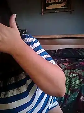 Snapshot of Hornyparratjie chatting on 05-15-26, 10:55 Hornyparratjie online show from 05-15-26, 10:55