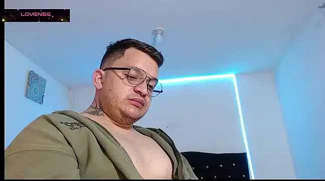 Snapshot of tony_landri chatting on 02-26-25, 08:48 tony landri online show from 02-26-25, 08:48