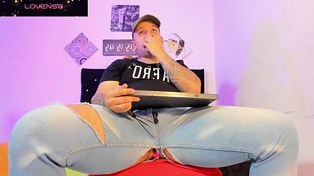 Snapshot of tony_landri chatting on 09-15-25, 04:34 tony landri online show from 09-15-25, 04:34