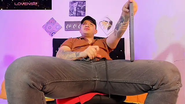 Snapshot of tony_landri chatting on 09-17-25, 05:09 tony landri online show from 09-17-25, 05:09