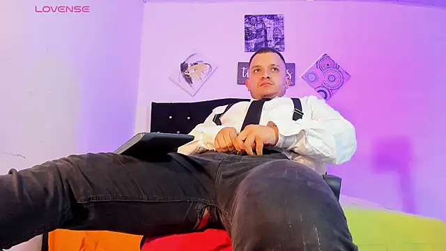 Snapshot of tony_landri chatting on 09-24-25, 03:32 tony landri online show from 09-24-25, 03:32