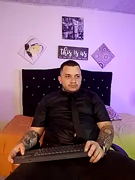 Snapshot of tony_landri chatting on 09-25-25, 04:27 tony landri online show from 09-25-25, 04:27