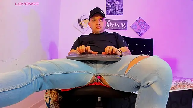 Snapshot of tony_landri chatting on 10-07-25, 01:52 tony landri online show from 10-07-25, 01:52