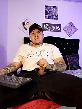 Snapshot of tony_landri chatting on 10-10-25, 02:43 tony landri online show from 10-10-25, 02:43