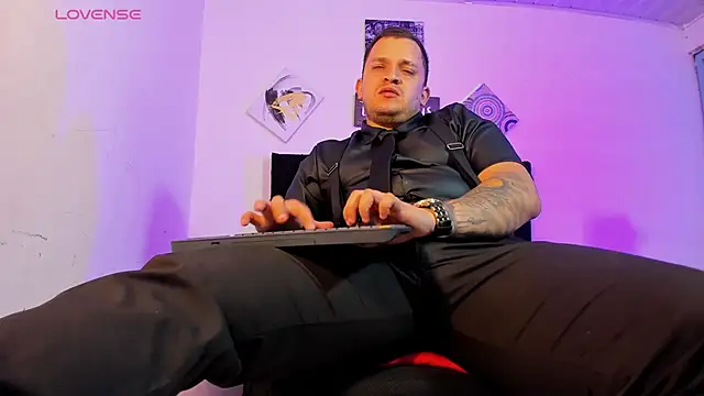 Snapshot of tony_landri chatting on 10-15-25, 03:39 tony landri online show from 10-15-25, 03:39