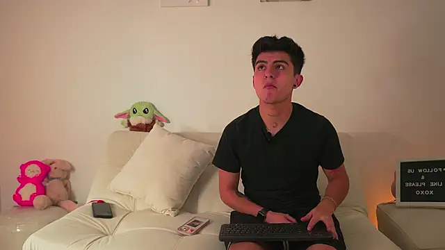 Snapshot of tommy_and_sophie chatting on 01-05-25, 03:11 tommy and sophie online show from 01-05-25, 03:11