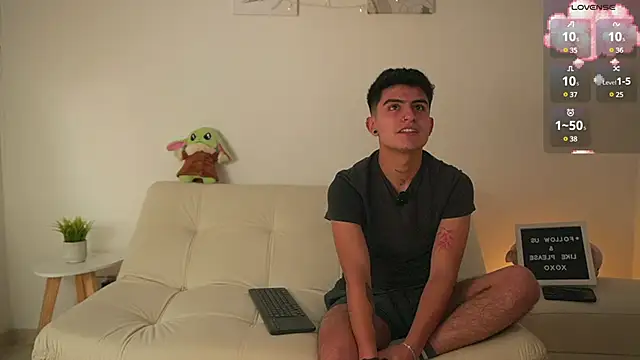 Snapshot of tommy_and_sophie chatting on 01-14-25, 06:45 tommy and sophie online show from 01-14-25, 06:45