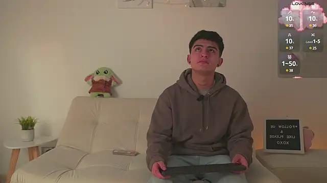 Snapshot of tommy_and_sophie chatting on 01-22-25, 05:05 tommy and sophie online show from 01-22-25, 05:05