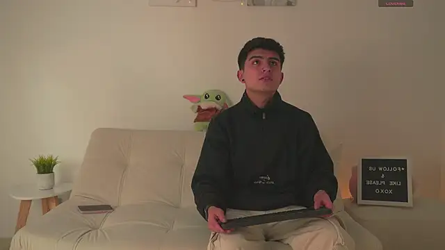 Snapshot of tommy_and_sophie chatting on 01-31-25, 04:36 tommy and sophie online show from 01-31-25, 04:36