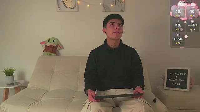 Snapshot of tommy_and_sophie chatting on 02-19-25, 04:34 tommy and sophie online show from 02-19-25, 04:34