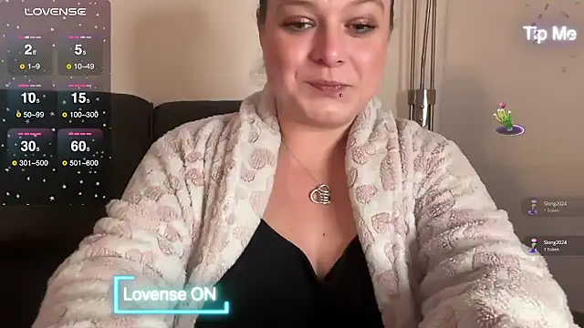 Snapshot of NaughtyWifeUK chatting on 12-19-24, 10:53 NaughtyWifeUK online show from 12-19-24, 10:53